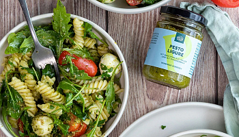 Салат с пастой, соусом песто Pesto Ligure и капрезе