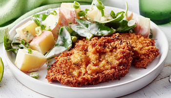 Панированный сырный шницель с яблоком и кресс-салатом 