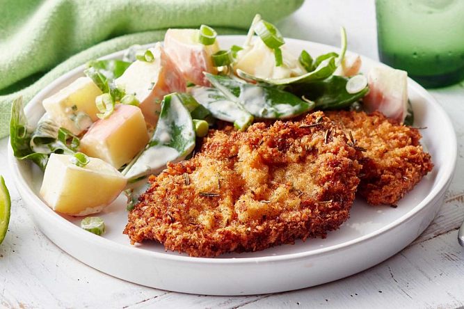 Панированный сырный шницель с яблоком и кресс-салатом 
