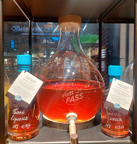 Ликеры vom Fass: Vineyard peach liqueur и Nut Chocolate liqueur