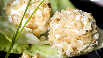 Козий сыр в ореховой панировке