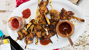 Шпажки-сате с маслом карри и сливовым бальзамическим соусом
